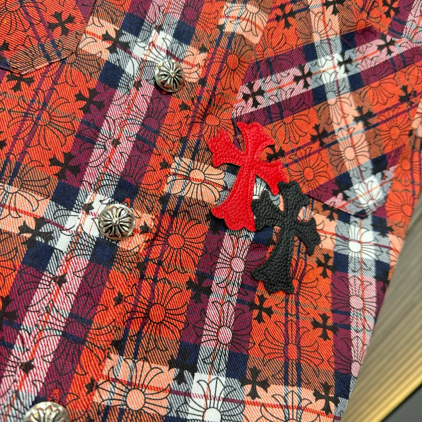 🅿️290 new arrival🆕 CH Crow Heart Horseshoe printing technology with hardware fasteners | Mid-length shirt jacket with lapel, horseshoe logo woven; letter logo buttons, the upper body effect is straight and stylish; cuff buttons are all cross buttons, and the inside is hemmed; noteworthy details are closed, the square mark on the hem must be a three-line motorcycle, not a flat machine sewing. A single piece is overweight. This quality is only available in red. Color: picture color. Size: S-xxl.